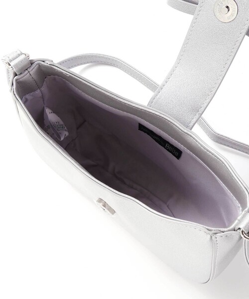 BeBe（ベベ）の「レザー調リボンフラップベルト付きショルダーバッグ（ショルダーバッグ・キッズ・ボルドー/グレー・FREE）」の11枚目の写真