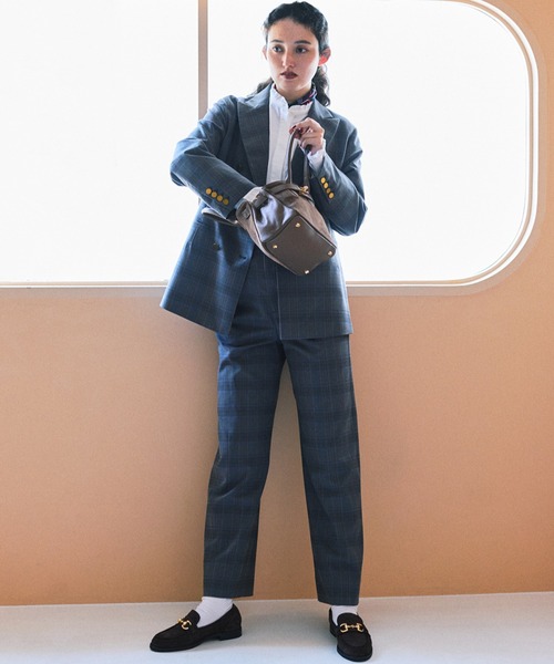 human woman（ヒューマンウーマン）の「◆強撚シャークスキンセミワイドパンツ（その他パンツ・レディース・チャコールグレー/ベージュ/ネイビー・SMALL/MEDIUM/LARGE）」の2枚目の写真