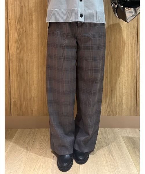 human woman（ヒューマンウーマン）の「◆強撚シャークスキンセミワイドパンツ（その他パンツ・レディース・チャコールグレー/ベージュ/ネイビー・SMALL/MEDIUM/LARGE）」の4枚目の写真