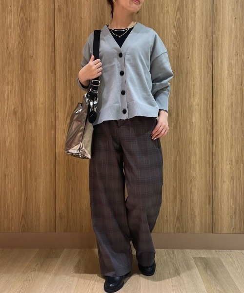 human woman（ヒューマンウーマン）の「◆強撚シャークスキンセミワイドパンツ（その他パンツ・レディース・チャコールグレー/ベージュ/ネイビー・SMALL/MEDIUM/LARGE）」の5枚目の写真