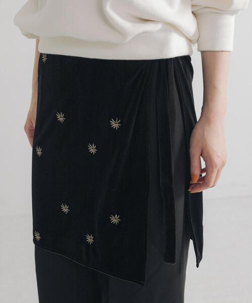 URBAN RESEARCH（アーバンリサーチ）の「ベロア刺繍ラップスカート（スカート・レディース・ブラック・FREE）」の2枚目の写真