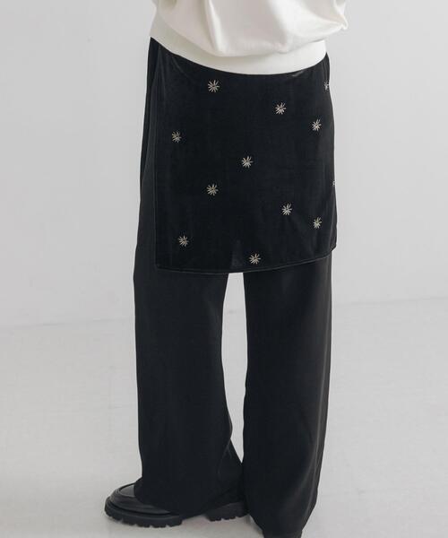 URBAN RESEARCH（アーバンリサーチ）の「ベロア刺繍ラップスカート（スカート・レディース・ブラック・FREE）」の3枚目の写真