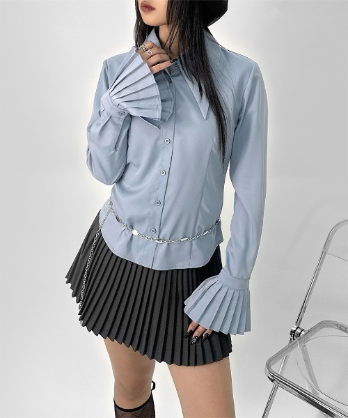 LVEU.(ラブユ.)の「【LVEU.】袖プリーツデザインシャツ / トップス シャツ ブラウス プリーツ フレアカフス ビッグカラー クロップド ショート ブラック ホワイト ブルー モード(シャツ/ブラウス・レディース・ブラック/ホワイト/ブルー・FREE)」の3枚目の写真