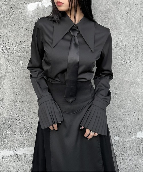 LVEU.(ラブユ.)の「【LVEU.】袖プリーツデザインシャツ / トップス シャツ ブラウス プリーツ フレアカフス ビッグカラー クロップド ショート ブラック ホワイト ブルー モード(シャツ/ブラウス・レディース・ブラック/ホワイト/ブルー・FREE)」の2枚目の写真