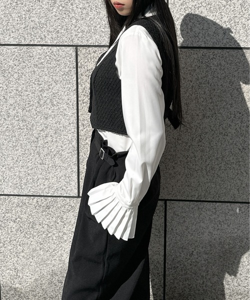 LVEU.(ラブユ.)の「【LVEU.】袖プリーツデザインシャツ / トップス シャツ ブラウス プリーツ フレアカフス ビッグカラー クロップド ショート ブラック ホワイト ブルー モード(シャツ/ブラウス・レディース・ブラック/ホワイト/ブルー・FREE)」の13枚目の写真