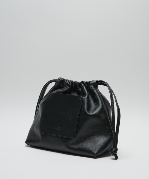 ONE.(ワンドット)の「【ONE./ワンドット】Drawstring leather shoulder Bag / 撥水レザー(ハンドバッグ・メンズ・ブラック・FREE)」の7枚目の写真