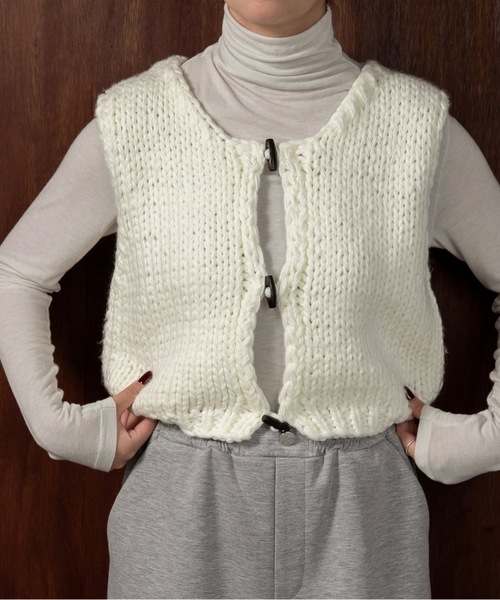 lawgy（ラウジー）の「wood button chunky knit vest / ウッドボタンチャンキーニットベスト（ベスト・レディース・クリーム/ネイビー/ホワイト・FREE）」の7枚目の写真
