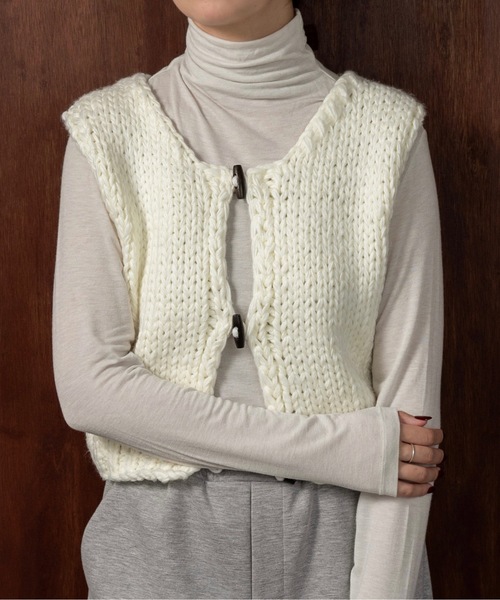 lawgy（ラウジー）の「wood button chunky knit vest / ウッドボタンチャンキーニットベスト（ベスト・レディース・クリーム/ネイビー/ホワイト・FREE）」の8枚目の写真