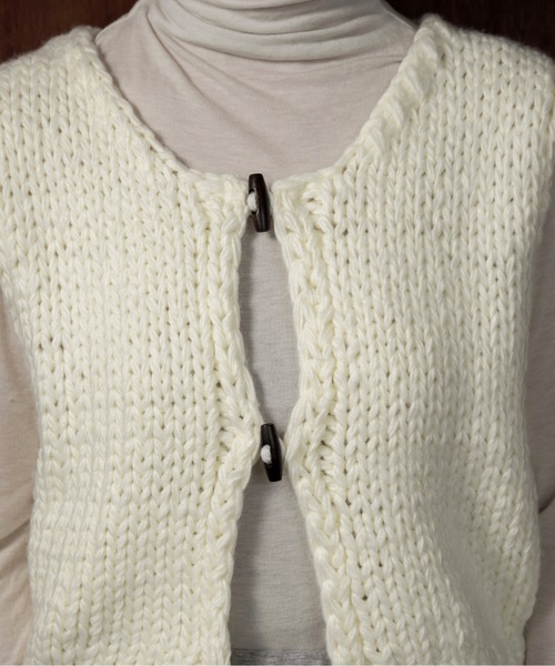 lawgy（ラウジー）の「wood button chunky knit vest / ウッドボタンチャンキーニットベスト（ベスト・レディース・クリーム/ネイビー/ホワイト・FREE）」の5枚目の写真