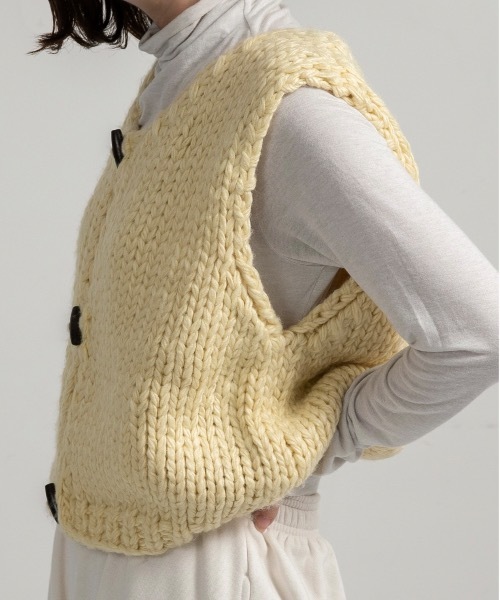 lawgy（ラウジー）の「wood button chunky knit vest / ウッドボタンチャンキーニットベスト（ベスト・レディース・クリーム/ネイビー/ホワイト・FREE）」の11枚目の写真