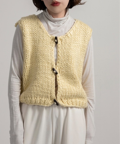 lawgy（ラウジー）の「wood button chunky knit vest / ウッドボタンチャンキーニットベスト（ベスト・レディース・クリーム/ネイビー/ホワイト・FREE）」の12枚目の写真