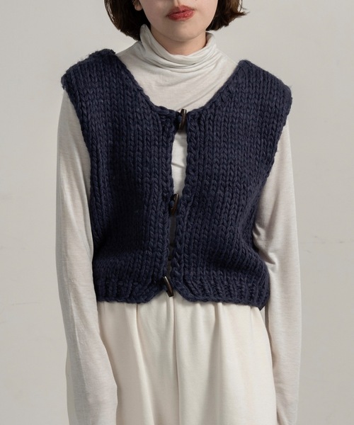lawgy（ラウジー）の「wood button chunky knit vest / ウッドボタンチャンキーニットベスト（ベスト・レディース・クリーム/ネイビー/ホワイト・FREE）」の16枚目の写真
