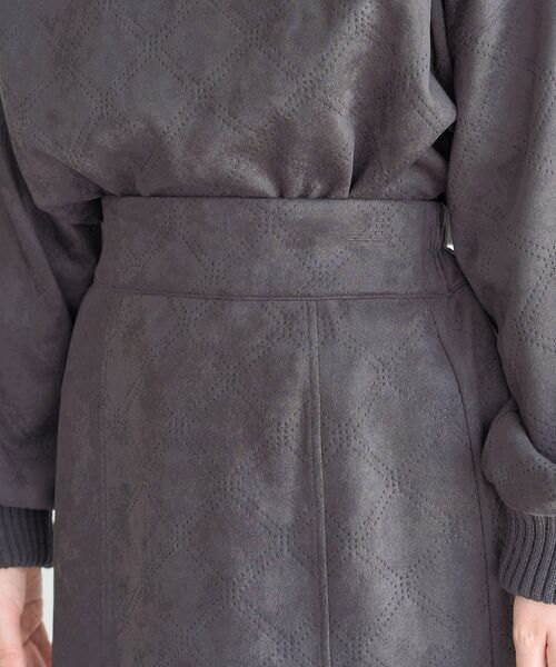 ELENCARE DUE（エレンカーレデュエ）の「・ELENCARE DUE エンボスナロースカート（スカート・レディース・ブラウン/チャコールグレー/アイボリー・FREE）」の7枚目の写真