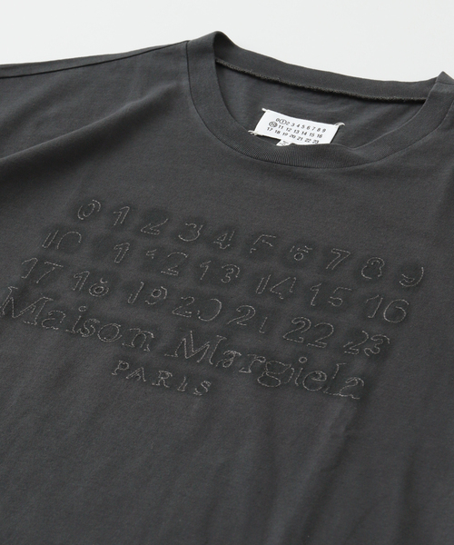 EDIFICE(エディフィス)の「MAISON MARGIELA(メゾンマルジェラ) SYADOW CALENDAR LOGO TEE(Tシャツ/カットソー・メンズ・チャコールグレー・LARGE/X-LARGE)」の3枚目の写真