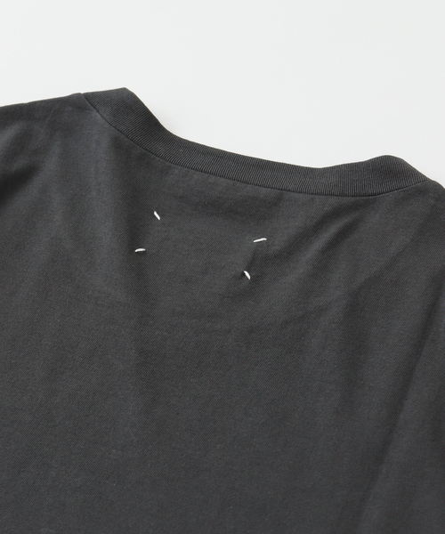 EDIFICE(エディフィス)の「MAISON MARGIELA(メゾンマルジェラ) SYADOW CALENDAR LOGO TEE(Tシャツ/カットソー・メンズ・チャコールグレー・LARGE/X-LARGE)」の4枚目の写真