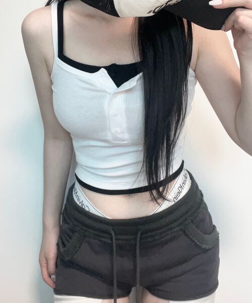 ANIV（アニーブ）の「SQUARE-NECK BUTTON SLEEVELESS BLACK（Tシャツ/カットソー・レディース・その他・FREE）」の4枚目の写真