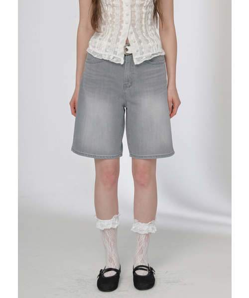 BUTTON UP(ボタンアップ)の「グレーウォッシュドショートデニムパンツ(その他パンツ・レディース・その他・SMALL/MEDIUM/LARGE)」の1枚目の写真