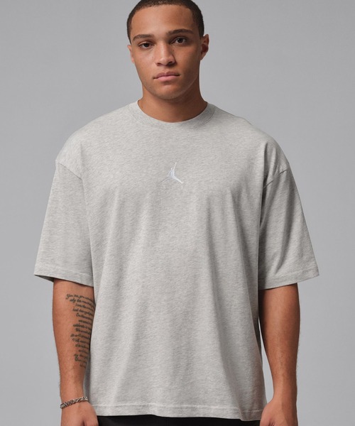 JORDAN BRAND(ジョーダンブランド)の「JORDAN BRAND M J FLT ESS OVSZ SS CREW / ジョーダン ブランド FLT ESS OVSZ クルー S/S Tシャツ / NIKE【SP】(Tシャツ/カットソー・メンズ・グレー/アイボリー/ブラック・XXL/XL/L/M/S)」の3枚目の写真