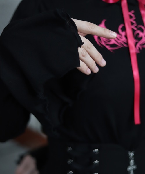 NIBBLE POISON（ニブルポイズン）の「サキュバスフレア袖プルオーバー（Tシャツ/カットソー・レディース・ブラック/ピンク・MEDIUM）」の9枚目の写真