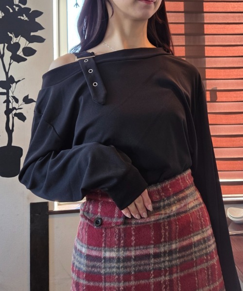 tolene(トレネ)の「ワンショルダー ベルト オーバーシルエット 長袖カットソー(ニット/セーター・レディース・ブラック/ブラウン・FREE)」の1枚目の写真