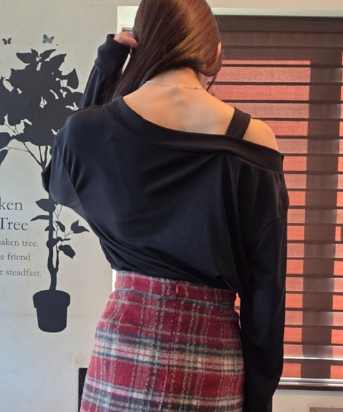 tolene(トレネ)の「ワンショルダー ベルト オーバーシルエット 長袖カットソー(ニット/セーター・レディース・ブラック/ブラウン・FREE)」の9枚目の写真