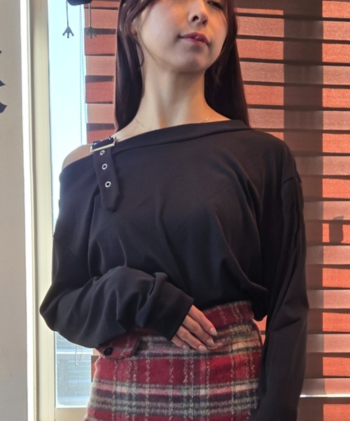 tolene(トレネ)の「ワンショルダー ベルト オーバーシルエット 長袖カットソー(ニット/セーター・レディース・ブラック/ブラウン・FREE)」の3枚目の写真