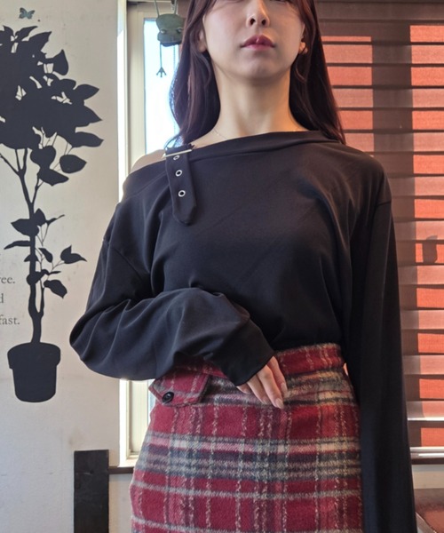 tolene(トレネ)の「ワンショルダー ベルト オーバーシルエット 長袖カットソー(ニット/セーター・レディース・ブラック/ブラウン・FREE)」の10枚目の写真
