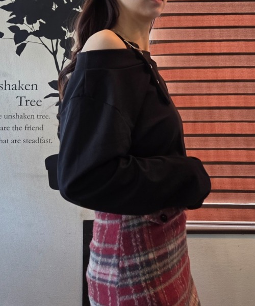 tolene(トレネ)の「ワンショルダー ベルト オーバーシルエット 長袖カットソー(ニット/セーター・レディース・ブラック/ブラウン・FREE)」の4枚目の写真