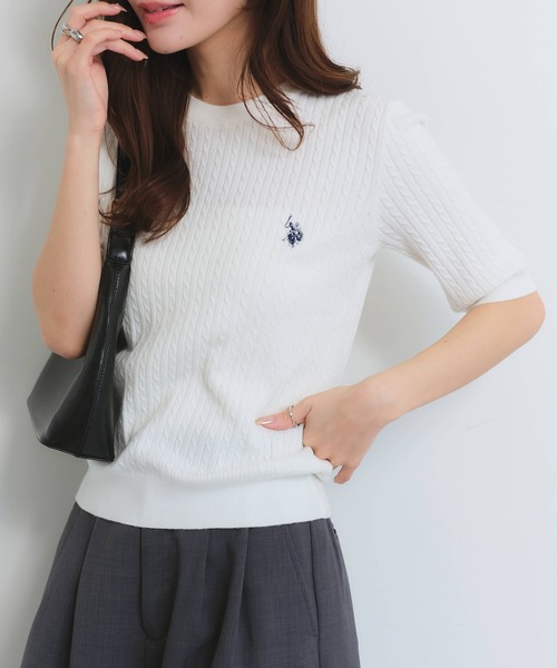 U.S. POLO ASSN.（ユーエスポロアッスン）の「【U.S. POLO ASSN./ユーエスポロアッスン】ロゴ刺繍 クルーネック 半袖 ケーブルニット（ニット/セーター・レディース・イエロー/ピンク/ネイビー系/オフホワイト/サックスブルー/ブラック系・M/L/LL）」の2枚目の写真