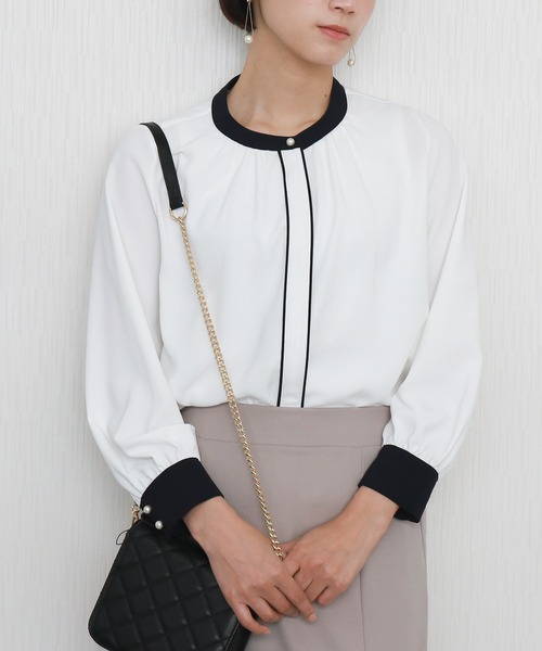 libelle more（リベル モア）の「【防汚加工／イージーケア／透けにくい】ラクケア スタンドカラー配色ブラウス（シャツ/ブラウス・レディース・オフホワイト/グレイッシュベージュ/ネイビー・M/L）」の2枚目の写真