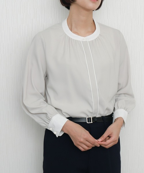 libelle more（リベル モア）の「【防汚加工／イージーケア／透けにくい】ラクケア スタンドカラー配色ブラウス（シャツ/ブラウス・レディース・オフホワイト/グレイッシュベージュ/ネイビー・M/L）」の3枚目の写真