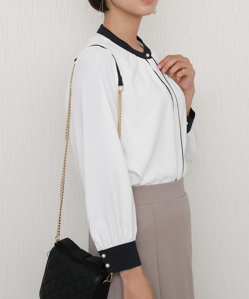 libelle more（リベル モア）の「【防汚加工／イージーケア／透けにくい】ラクケア スタンドカラー配色ブラウス（シャツ/ブラウス・レディース・オフホワイト/グレイッシュベージュ/ネイビー・M/L）」の4枚目の写真