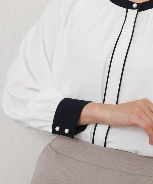 libelle more（リベル モア）の「【防汚加工／イージーケア／透けにくい】ラクケア スタンドカラー配色ブラウス（シャツ/ブラウス・レディース・オフホワイト/グレイッシュベージュ/ネイビー・M/L）」の5枚目の写真