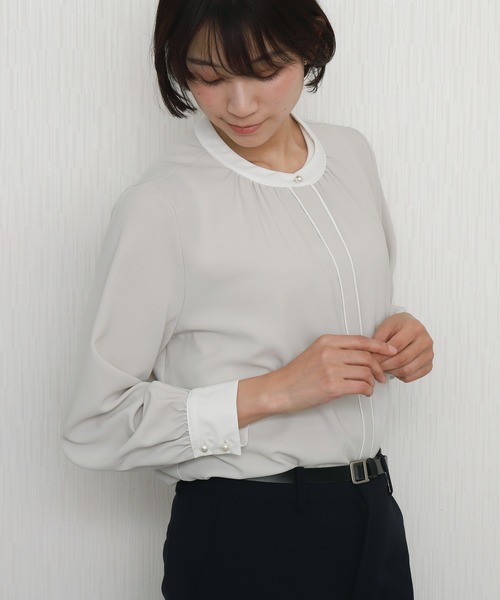 libelle more（リベル モア）の「【防汚加工／イージーケア／透けにくい】ラクケア スタンドカラー配色ブラウス（シャツ/ブラウス・レディース・オフホワイト/グレイッシュベージュ/ネイビー・M/L）」の13枚目の写真