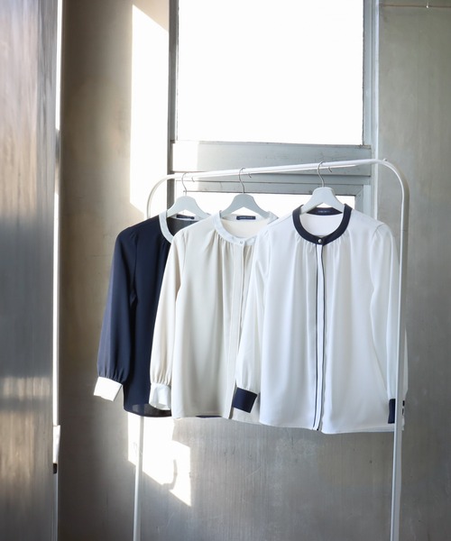 libelle more（リベル モア）の「【防汚加工／イージーケア／透けにくい】ラクケア スタンドカラー配色ブラウス（シャツ/ブラウス・レディース・オフホワイト/グレイッシュベージュ/ネイビー・M/L）」の10枚目の写真