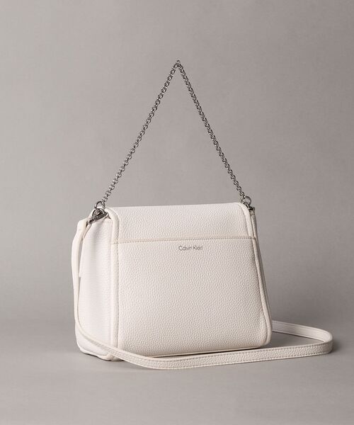 Calvin Klein(カルバン・クライン)の「クロスボディバッグ - エンブレムクロスボディバッグ(ショルダーバッグ・レディース・ホワイト/ブラック・FREE)」の3枚目の写真