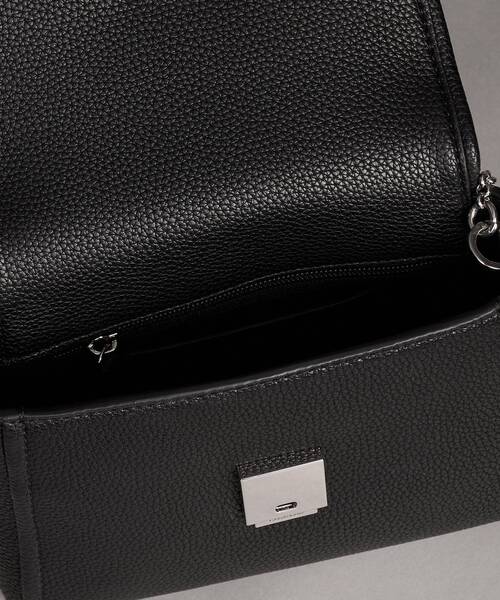 Calvin Klein(カルバン・クライン)の「クロスボディバッグ - エンブレムクロスボディバッグ(ショルダーバッグ・レディース・ホワイト/ブラック・FREE)」の5枚目の写真