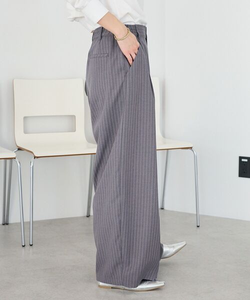 CRAFT STANDARD BOUTIQUE(クラフトスタンダードブティック)の「ストライプタックカーブパンツ(その他パンツ・レディース・グレー系その他2/ベージュ系その他2・L/M)」の7枚目の写真