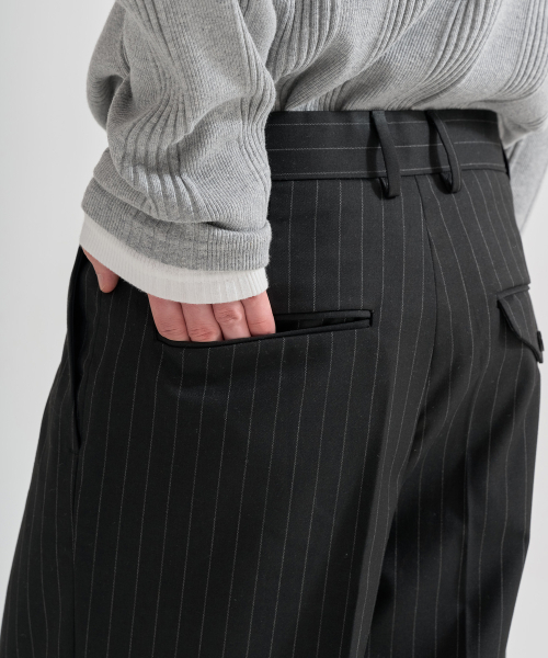 JUAN HOMME(ジュアンオム)の「ピンストライプワイドトラウザー(ブラック)(スラックス・メンズ・ブラック・SMALL/LARGE/MEDIUM)」の8枚目の写真