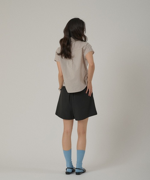 MUHET（ミュエータ）の「gather design shirt blouse / ギャザーデザインブラウス（シャツ/ブラウス・レディース・ベージュ/ライトブルー/ブラック・FREE）」の17枚目の写真