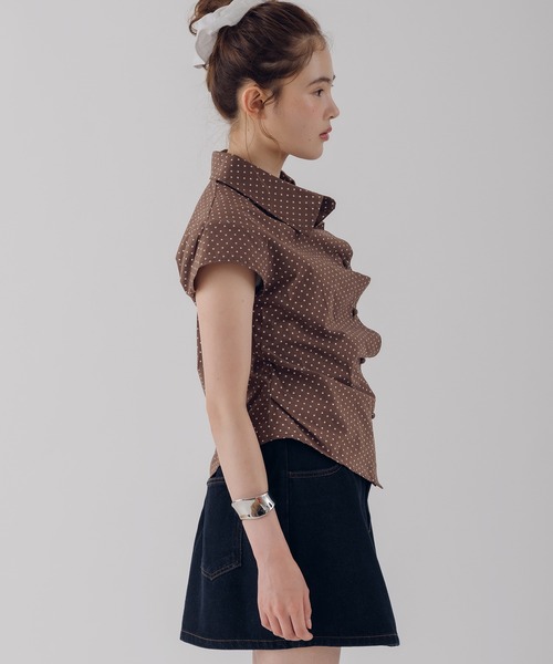 MUHET(ミュエータ)の「gather design shirt blouse / ギャザーデザインブラウス(シャツ/ブラウス・レディース・ベージュ/ライトブルー/ブラック/ブラウン・FREE)」の8枚目の写真