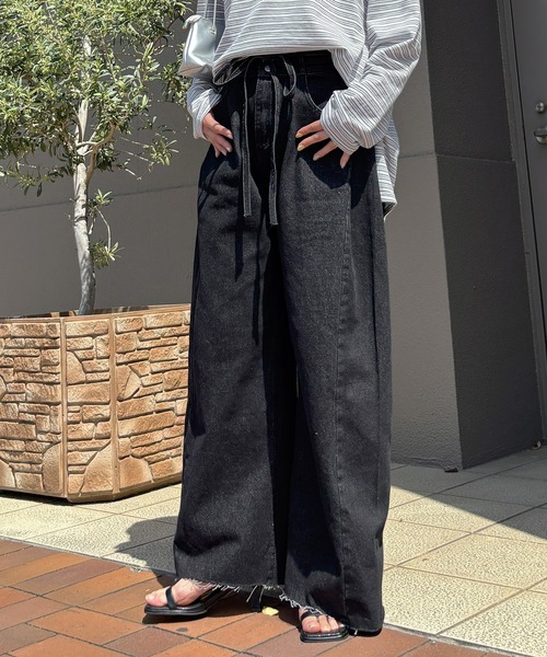 ISOOK(アイスー)の「ウエストリボンブラックワイドデニム(comochi select) / サイドタック ダブルボタン ワイドパンツ ロング デニムパンツ ブラック 黒(デニムパンツ・レディース・ブラック・S/M)」の14枚目の写真