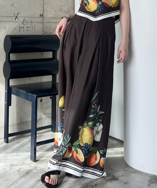 Ameri（アメリ）の「MEDI FRUIT SCARF PATTERN TUCK PANTS（Tシャツ/カットソー・レディース・ブラウン/アイボリー/ブラック・SMALL/MEDIUM）」の3枚目の写真
