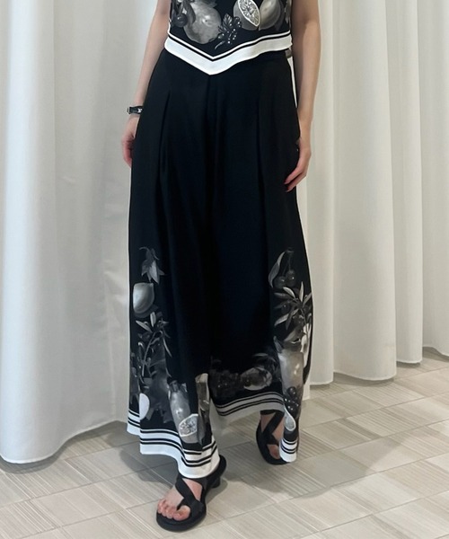 Ameri（アメリ）の「MEDI FRUIT SCARF PATTERN TUCK PANTS（Tシャツ/カットソー・レディース・ブラウン/アイボリー/ブラック・SMALL/MEDIUM）」の2枚目の写真