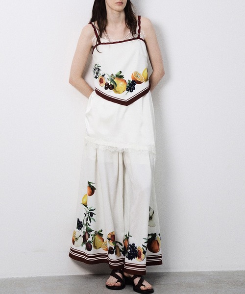 Ameri（アメリ）の「MEDI FRUIT SCARF PATTERN TUCK PANTS（Tシャツ/カットソー・レディース・ブラウン/アイボリー/ブラック・SMALL/MEDIUM）」の4枚目の写真