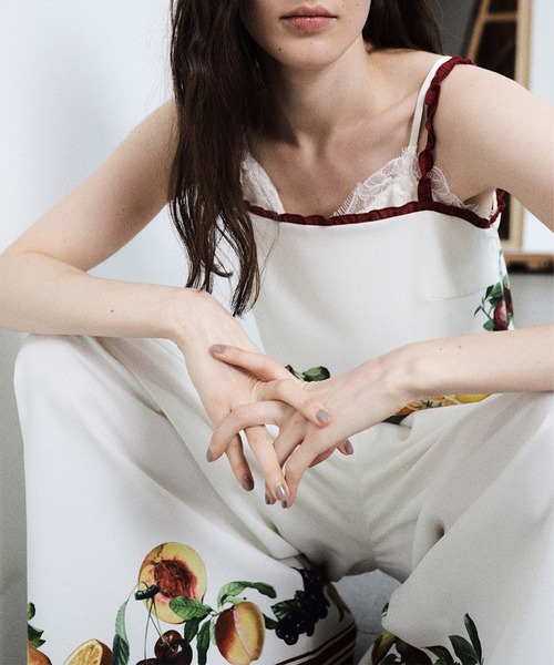 Ameri（アメリ）の「MEDI FRUIT SCARF PATTERN TUCK PANTS（Tシャツ/カットソー・レディース・ブラウン/アイボリー/ブラック・SMALL/MEDIUM）」の6枚目の写真