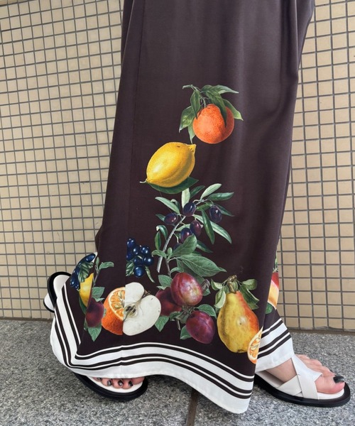 Ameri（アメリ）の「MEDI FRUIT SCARF PATTERN TUCK PANTS（Tシャツ/カットソー・レディース・ブラウン/アイボリー/ブラック・SMALL/MEDIUM）」の11枚目の写真
