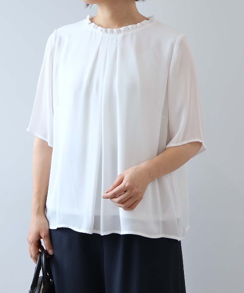 fleur by mint breeze(フルールバイミントブリーズ)の「【L~6L 大きいサイズ】【抗菌/消臭・接触冷感】フリルネックタックブラウス(シャツ/ブラウス・レディース・オフホワイト/ライトグリーン・5L/4L/3L/LL)」の2枚目の写真