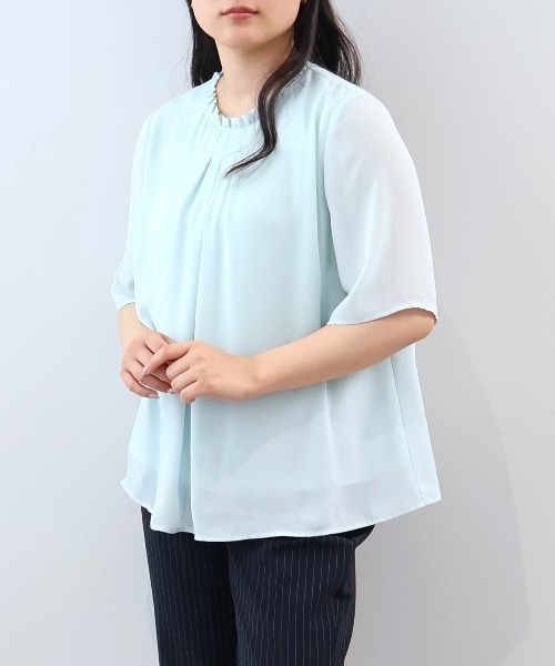 fleur by mint breeze(フルールバイミントブリーズ)の「【L~6L 大きいサイズ】【抗菌/消臭・接触冷感】フリルネックタックブラウス(シャツ/ブラウス・レディース・オフホワイト/ライトグリーン・5L/4L/3L/LL)」の1枚目の写真