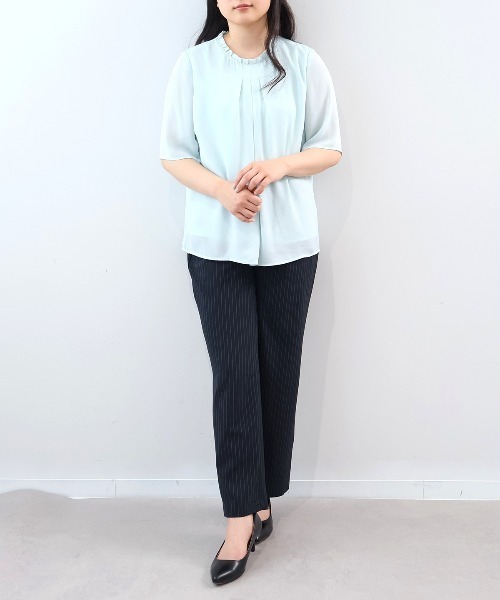 fleur by mint breeze(フルールバイミントブリーズ)の「【L~6L 大きいサイズ】【抗菌/消臭・接触冷感】フリルネックタックブラウス(シャツ/ブラウス・レディース・オフホワイト/ライトグリーン・5L/4L/3L/LL)」の9枚目の写真